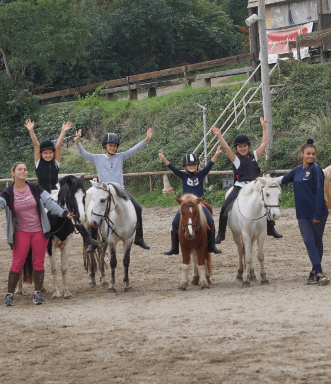Cavaliers et poneys au centre équestre Orloff III