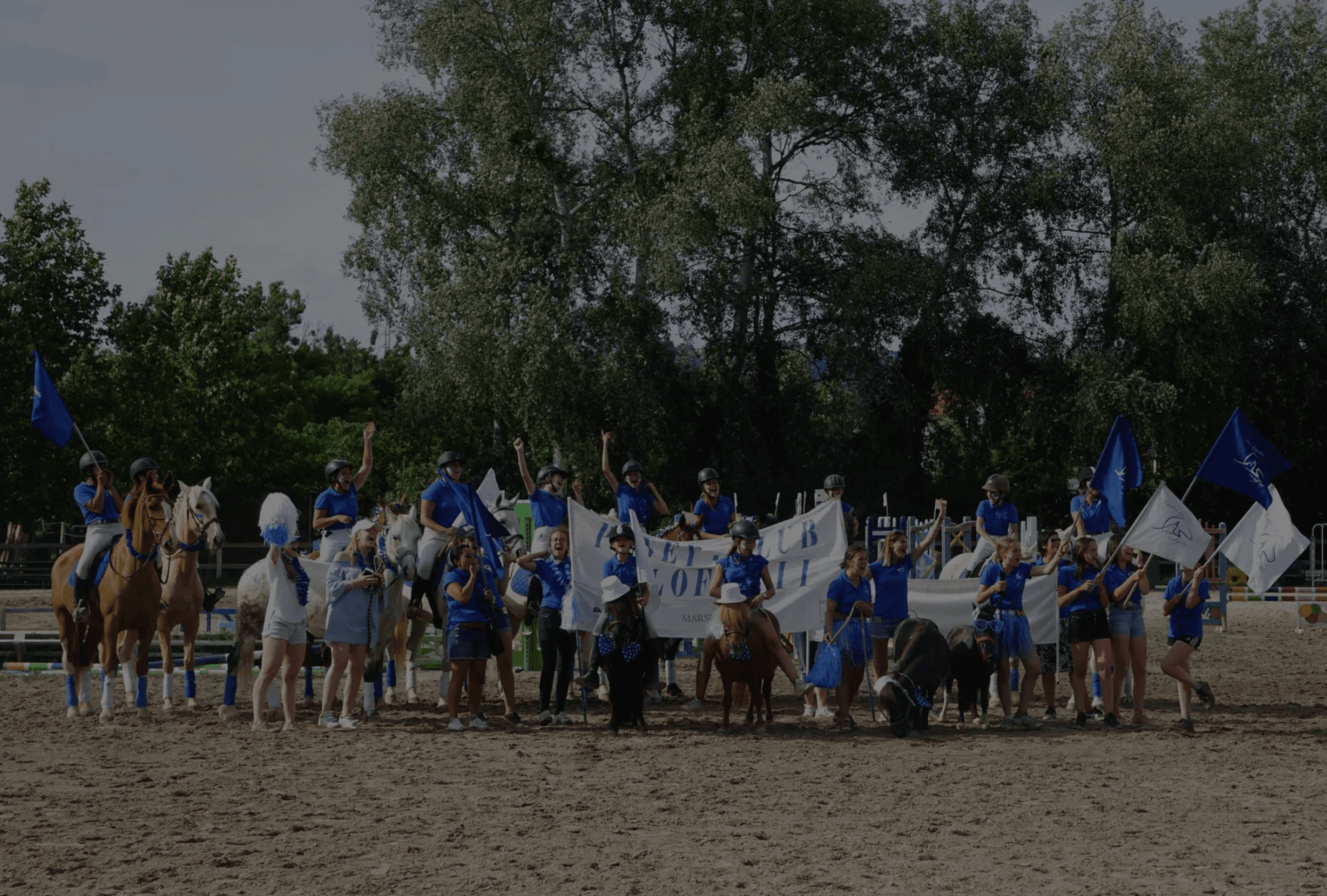 L'équipe du Centre Équestre Orloff avec chevaux et poneys